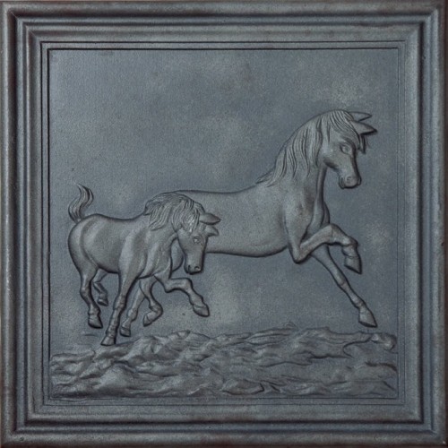 Piastra decorata in ghisa per caminetto cavalli cm 50×50. PIAORN36