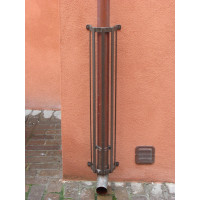 Protezioni paracolpi tubi pluviali grondaia, verticale.