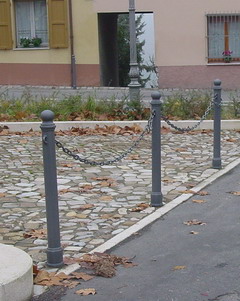-Dissuasore SELE. Arredo urbano stradale in ghisa.