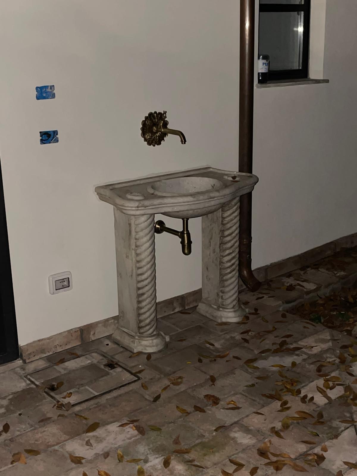 -Lavabo in pietra completo di rubinetteria in ottone