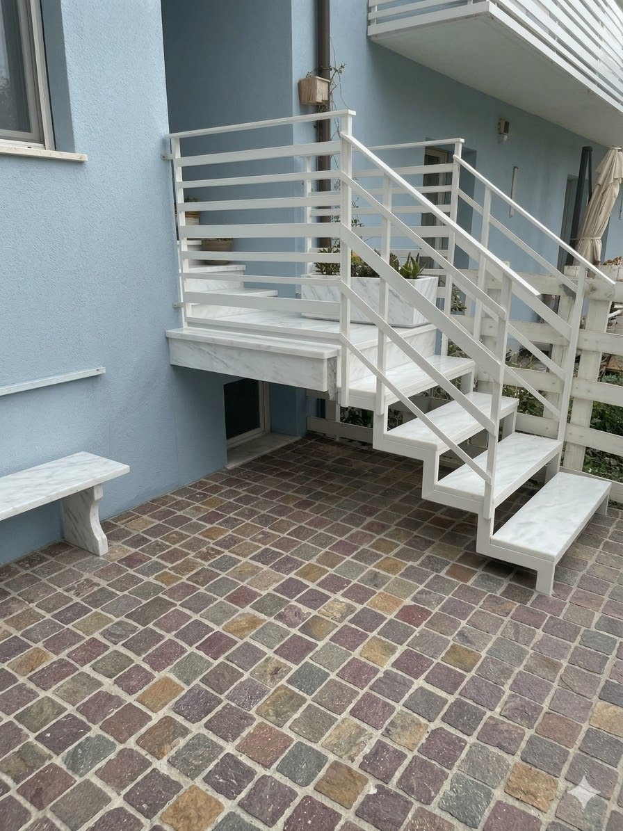 Scala Esterna con Ringhiera in Ferro Bianco