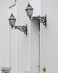 Palazzo Storico Marina Centro Rimini: Realizzazione di mensole a muro di illuminazione a disegno.