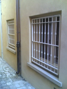 Inferriata in ferro di sicurezza lato vicolo. Tubo in ghisa antivandalo.