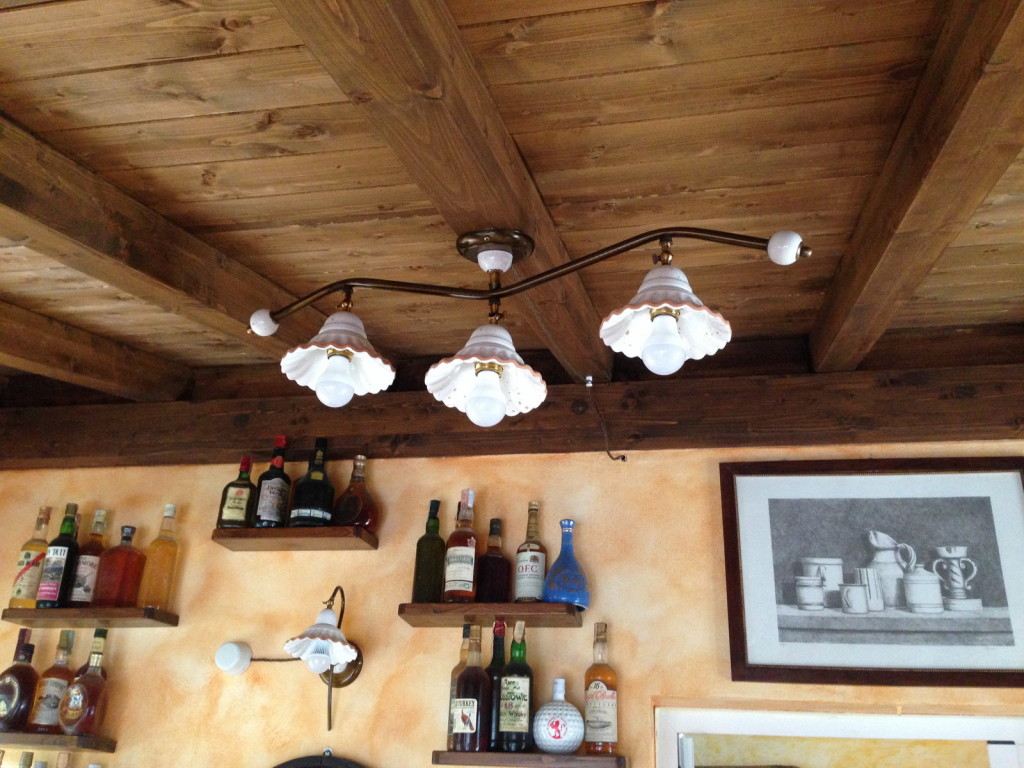 illuminazione ceramica taverna lampadario soffitto tralcio tre luci