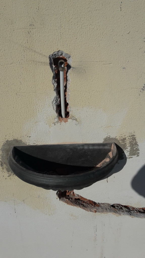 Montaggio fontana muro sospesa in ghisa, Prima Fase