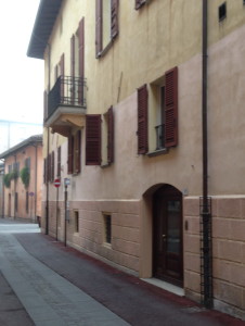 Vicolo con tubi pluviali in ghisa