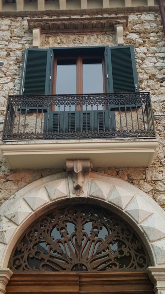 Rostra artistica in ghisa sormontata da balcone con ringhiera ghisa